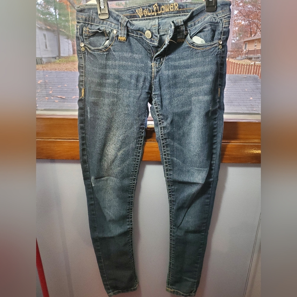 Wallflower size 7 dark wash skinny jeans with sequin detailing on back pockets